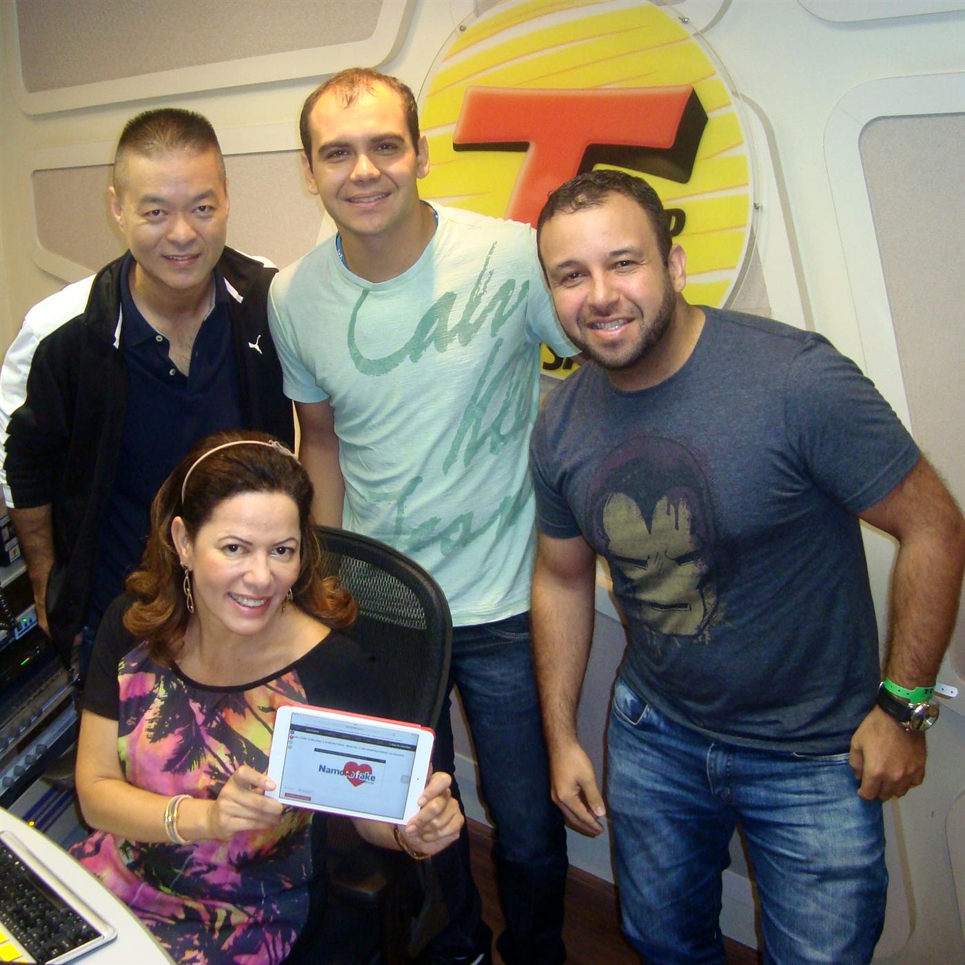 Rodney com três comunicadores em um estúdio de rádio